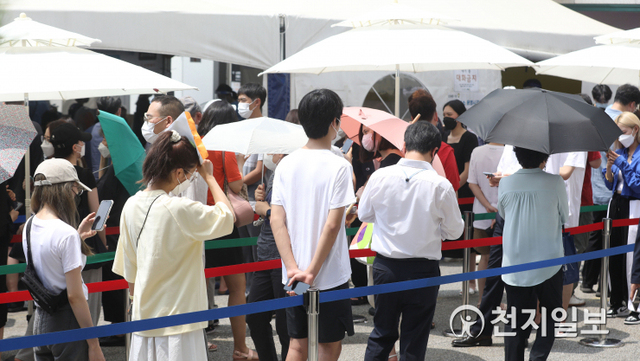 [천지일보=남승우 기자] 신종 코로나바이러스 감염증(코로나19) 신규 확진자가 이틀 연속 1200명을 넘어선 가운데 8일 오후 서울 강남구보건소 선별진료소에서 시민들이 코로나19 검사를 받기 위해 줄을 서서 기다리고 있다.중앙방역대책본부에 따르면 이날 0시 기준 신규 확진자는 1275명으로 집계됐다. 이는 코로나19 사태 이후 가장 많은 일일 신규 확진자 수다. ⓒ천지일보 2021.7.8