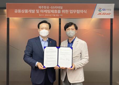 오진석 GS리테일 부사장(우측), 김이재 제주항공 대표이사(좌측)가 서울 제주항공 사무실에서 업무협약 기념 사진을 찍고 있다. (제공: GS리테일) ⓒ천지일보 2021.7.8