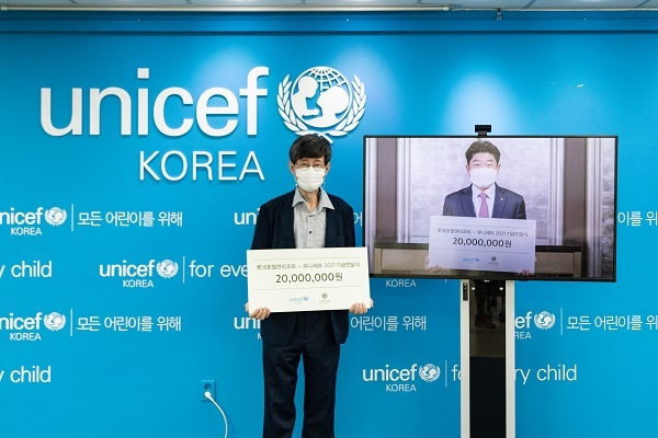 김현식 롯데호텔 대표이사가 기부금 2000만원을 유니세프한국위원회에 전달하고 있다. (제공: 롯데호텔)