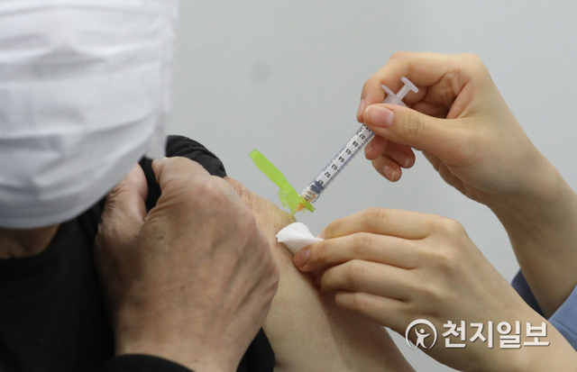 [천지일보=남승우 기자] 만 75세 이상 고령층과 노인시설 입소·종사자를 대상으로 신종 코로나바이러스 감염증(코로나19) 화이자백신 접종이 시작된 1일 오전 서울 성동구청에 마련된 코로나19 예방접종센터에서 한 어르신이 백신 접종을 받고 있다. ⓒ천지일보 2021.4.1