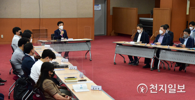 8일 오후 진주시청 시민홀에서 조규일 시장과 공공건축가, 건축사협회, 대학생 등 50여명이 참석한 가운데 1기 공공건축가 성과 보고회와 2기 발대식이 열리고 있다. (제공: 진주시) ⓒ천지일보 2021.7.8