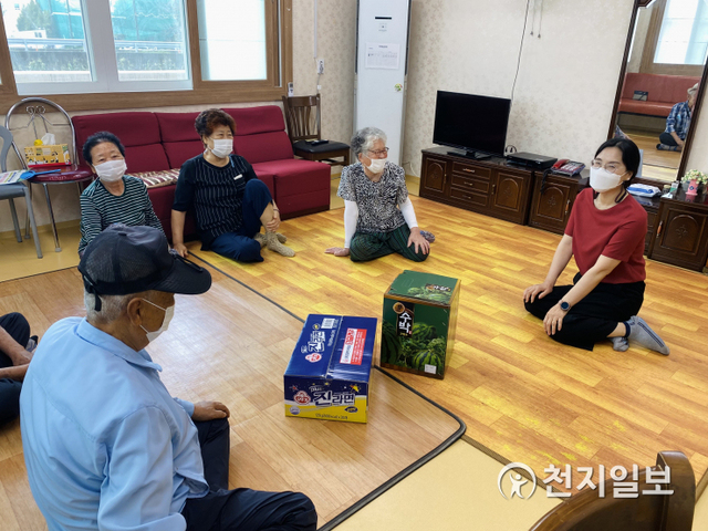 전미경 경산시 서부1동장이 8일 관내 경로당을 방문해 어르신들과 대화를 나누고 있다. (제공: 경산시) ⓒ천지일보 2021.7.8