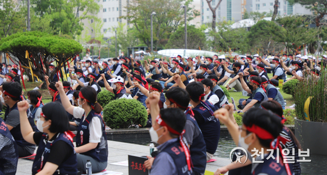 한국토지주택공사(LH) 노조가 8일 진주 경남혁신도시 소재 LH 본사에서 노조원 500여명이 참석한 가운데 ‘개악안 결사저지 결의대회’를 열고 있다. ⓒ천지일보 2021.7.8