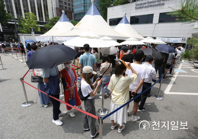 [천지일보=남승우 기자] 신종 코로나바이러스 감염증(코로나19) 신규 확진자가 이틀 연속 1200명을 넘어선 가운데 8일 오후 서울 강남구보건소 선별진료소에서 시민들이 코로나19 검사를 받기 위해 줄을 서서 기다리고 있다.중앙방역대책본부에 따르면 이날 0시 기준 신규 확진자는 1275명으로 집계됐다. 이는 코로나19 사태 이후 가장 많은 일일 신규 확진자 수다. ⓒ천지일보 2021.7.8