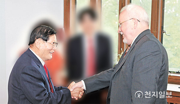 2012년 5월 11일 이만희 대표가 독일 포츠담 세실리안호프 궁전에서 로타르 드 메지에르 전 동독 총리를 만나 세계평화와 한반도 통일에 대한 대담을 나누기 전 인사하고 있다. (제공:HWPL) ⓒ천지일보 2021.7.9