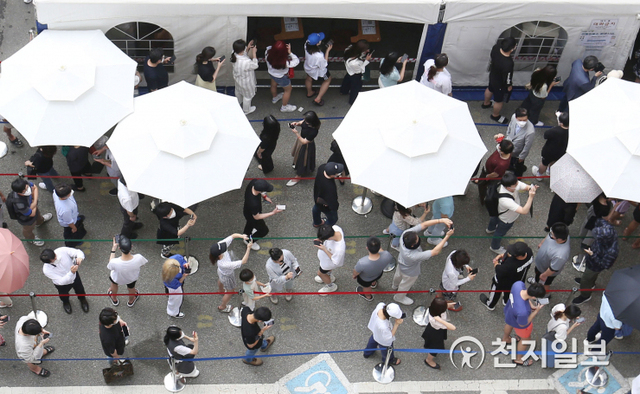 [천지일보=남승우 기자] 신종 코로나바이러스 감염증(코로나19) 신규 확진자가 이틀 연속 1200명을 넘어선 가운데 8일 오후 서울 강남구보건소 선별진료소에서 시민들이 코로나19 검사를 받기 위해 줄을 서서 기다리고 있다.중앙방역대책본부에 따르면 이날 0시 기준 신규 확진자는 1275명으로 집계됐다. 이는 코로나19 사태 이후 가장 많은 일일 신규 확진자 수다. ⓒ천지일보 2021.7.8