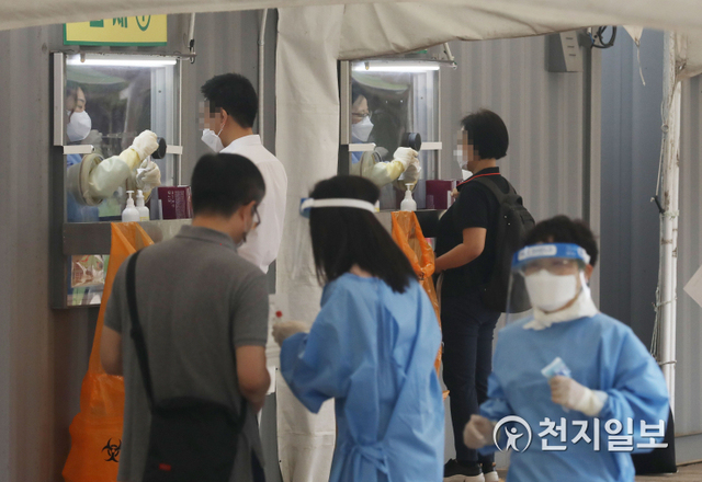 [천지일보=남승우 기자] 신종 코로나바이러스 감염증(코로나19) 신규 확진자가 1316명으로 집계된 9일 오전 서울광장 임시 선별검사소에서 시민들이 검사를 받고 있다. 서울광장 임시 선별검사소는 코로나19 확산세가 거세지면서 5개월 만에 다시 설치됐다. ⓒ천지일보 2021.7.9