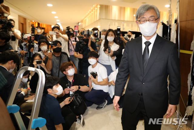 [서울=뉴시스] 국회사진기자단 = 최재형 전 감사원장이 8일 오전 서울 서대문구 연세대학교 세브란스병원 장례식장에 마련된 부친 최영섭 예비역 해군 대령 빈소 앞에서 윤석열 전 검찰총장이 빈소 조문을 위해 다녀간 뒤 취재진을 만나 입장을 밝히고 있다.