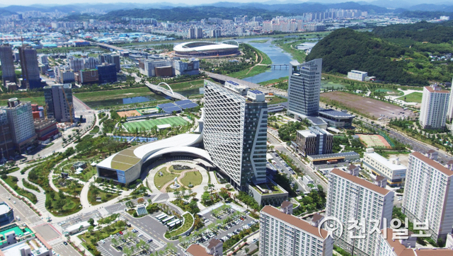 진주시에 있는 경남혁신도시에는 한국토지주택공사(LH)를 비롯한 11개의 공공기관이 자리잡고 있다. 사진은 LH 진주 본사를 중심으로 한 경남혁신도시 전경. ⓒ천지일보 2021.6.20