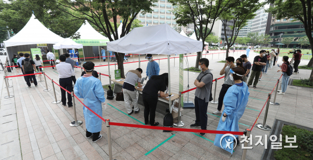 [천지일보=남승우 기자] 신종 코로나바이러스 감염증(코로나19) 신규 확진자가 1316명으로 집계되며 4차 대유행이 현실화된 9일 오전 서울광장 임시 선별검사소에서 시민들이 검사를 대기하고 있다. 서울광장 임시 선별검사소는 코로나19 확산세가 거세지면서 5개월 만에 다시 설치됐다. ⓒ천지일보 2021.7.9