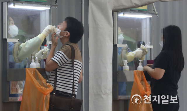[천지일보=남승우 기자] 신종 코로나바이러스 감염증(코로나19) 신규 확진자가 1316명으로 집계된 9일 오전 서울광장 임시 선별검사소에서 시민들이 검사를 받고 있다. 서울광장 임시 선별검사소는 코로나19 확산세가 거세지면서 5개월 만에 다시 설치됐다. ⓒ천지일보 2021.7.9