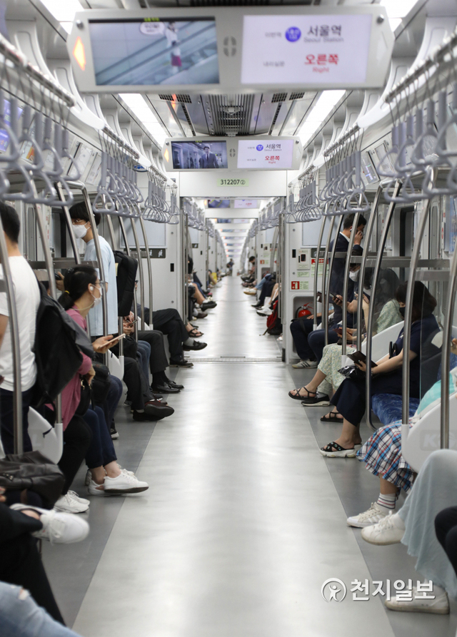 [천지일보=남승우 기자] 정부가 신종 코로나바이러스 감염증(코로나19) 확산세를 억제하기 위해 오는 12일부터 2주간 수도권의 ‘사회적 거리두기’를 최고단계인 4단계로 격상하기로 한 9일 오후 서울시청역에서 서울역으로 향하는 지하철 1호선이 한산한 모습을 보이고 있다.4단계는 새 거리두기 최고 단계로 오후 6시 이후로는 2명까지만 모일 수 있다. 또, 집회와 행사는 전면 금지되고, 결혼식과 장례식에는 친족만 참석할 수 있게 된다. 클럽과 나이트, 헌팅포차는 영업이 중단된다. ⓒ천지일보 2021.7.9