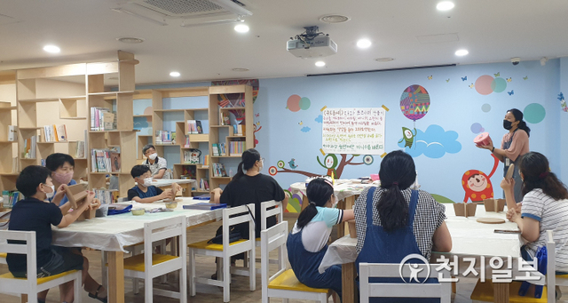 경북 의성군 조문국박물관에서 운영하는 ‘엄마와 함께하는 만들기 교실’ 체험 프로그램에  어린이들이 참여하고 있다. (제공: 경북 의성군) ⓒ천지일보 2021.7.9
