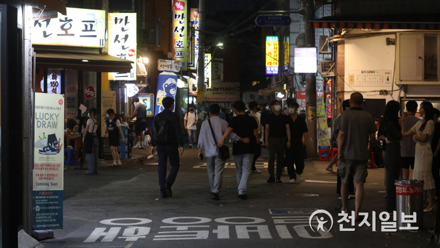 [천지일보=남승우 기자] 정부가 신종 코로나바이러스 감염증(코로나19) 확산세를 억제하기 위해 오는 12일부터 2주간 수도권의 ‘사회적 거리두기’를 최고단계인 4단계로 격상하기로 한 9일 오후 서울 중구 을지로 노가리 골목에서 시민들이 오가고 있다. 구석진 곳에선 마스크를 내리고 담배를 피우는 모습도 볼 수 있었다. ⓒ천지일보 2021.7.9