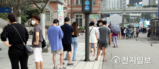 [천지일보=남승우 기자] 신종 코로나바이러스 감염증(코로나19) 신규 확진자가 1378명으로 집계되면서 사흘 연속 최다 기록을 경신한 가운데 10일 오전 서울역 광장에 마련된 임시 선별검사소에서 시민들이 검사를 받기 위해 줄을 서서 기다리고 있다. ⓒ천지일보 2021.7.10