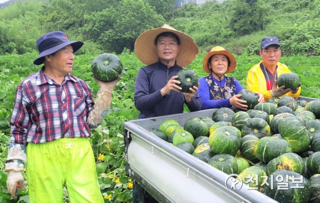 장성군 단호박 재배 농가 농민들이 최근 처음 수확한 단호박을 들고 기쁨을 표현하고 있다. (제공: 장성군) ⓒ천지일보 2021.7.10