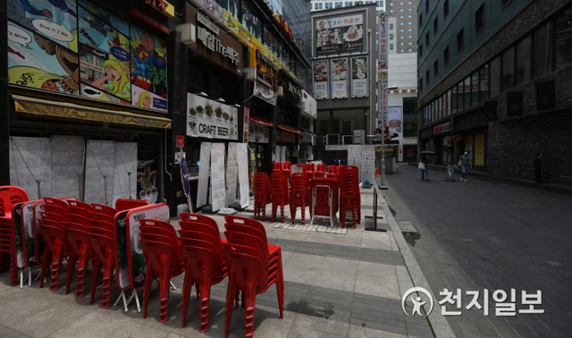 [천지일보=남승우 기자] 사회적 거리두기 4단계 시행을 앞두고 마지막 주말인 10일 오후 서울 중구 명동 거리의 한 음식점에 테이블과 의자가 쌓여 있다. ⓒ천지일보 2021.7.10