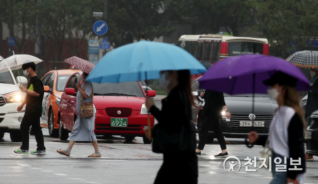 [천지일보=박준성 기자] 전국적으로 장맛비가 내리고 있는 4일 오전 서울 세종대로 인근에서 시민들이 우산을 받쳐 들고 발걸음을 옮기고 있다. ⓒ천지일보 2021.7.4