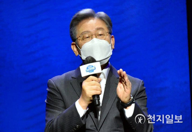 이재명 경기지사가 4일 오후 충북 청주시 CJB컨벤션센터에서 열린 더불어민주당 ‘대통령 취업준비생의 현장 집중면접’에서 1대 3 집중면접을 하고 있다. (제공: 이재명 캠프)