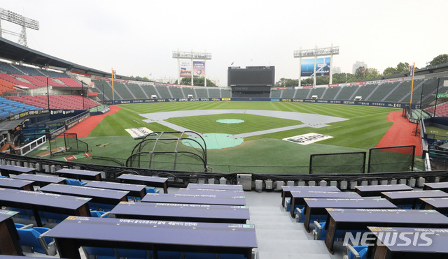 kt 1군 코치가 코로나19 양성 판정을 받은 영향으로 프로야구 kt 위즈와 LG 트윈스의 경기가 취소된 지난달 29일 오후 경기 전 훈련하는 선수들이 있어야 할 서울 잠실야구장 그라운드가 비어 있는 모습. (출처: 뉴시스)