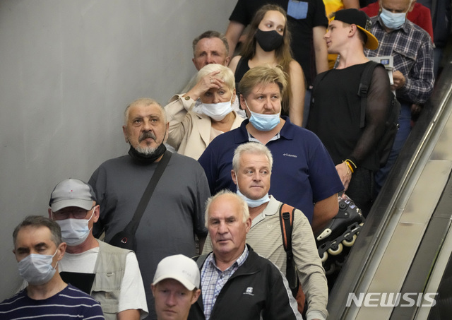 지난달 29일(현지시간) 러시아 상트페테르부르크의 한 지하철역에서 일부 마스크를 쓰지 않은 승객들이 마스크를 쓴 시민들과 함께 승강기를 타고 있다. 러시아의 코로나19 대책 본부는 지난 24일부터 매일 2만 명 이상의 코로나19 신규 확진자가 발생하면서 ‘부스터 샷’을 도입한다고 밝혔다. 이에 따라 당국은 백신 접종으로 첫 면역 반응이 생긴 지 6개월이 지난 접종자를 대상으로 백신을 추가 접종한다. (출처: 뉴시스)