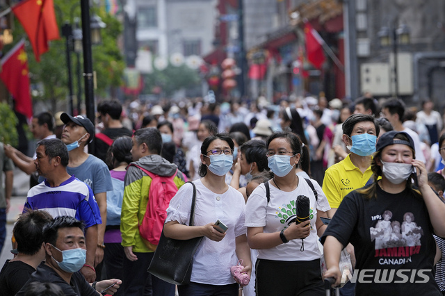 [베이징=AP/뉴시스] 8일(현지시간) 중국 베이징에서 대부분 마스크를 착용한 사람들이 인기 쇼핑 거리를 활보하고 있다.