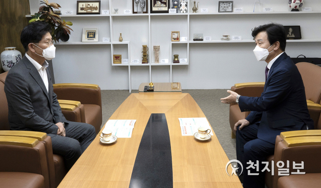 조규일 진주시장이 지난 9일 서울 국토발전전시관에서 노형욱 국토부장관을 만나 ‘지역발전을 전제로 한 LH 개혁안 추진’에 대해 논의하고 있다. (제공: 진주시) ⓒ천지일보 2021.7.11