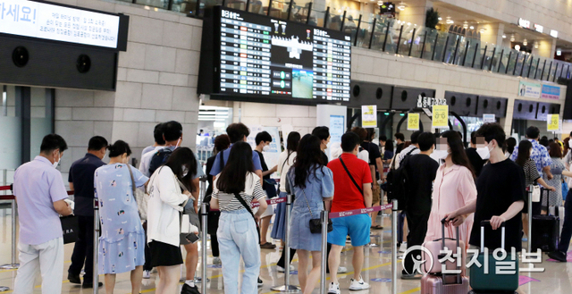 [천지일보=남승우 기자] 수도권의 사회적 거리두기 4단계 시행을 하루 앞둔 11일 서울 강서구 김포공항 국내선 출국장에서 여행객들이 줄을 서서 차례를 기다리고 있다. ⓒ천지일보 2021.7.11