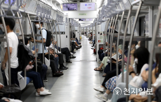 [천지일보=남승우 기자] 정부가 신종 코로나바이러스 감염증(코로나19) 확산세를 억제하기 위해 오는 12일부터 2주간 수도권의 ‘사회적 거리두기’를 최고단계인 4단계로 격상하기로 한 9일 오후 서울시청역에서 서울역으로 향하는 지하철 1호선이 한산한 모습을 보이고 있다.4단계는 새 거리두기 최고 단계로 오후 6시 이후로는 2명까지만 모일 수 있다. 또, 집회와 행사는 전면 금지되고, 결혼식과 장례식에는 친족만 참석할 수 있게 된다. 클럽과 나이트, 헌팅포차는 영업이 중단된다. ⓒ천지일보 2021.7.9