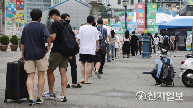 [천지일보=남승우 기자] 신종 코로나바이러스 감염증(코로나19) 신규 확진자가 1324명으로 집계된 11일 서울역 광장에 마련된 임시 선별검사소에서 시민들이 코로나19 검사를 받기 위해 줄을 서서 기다리고 있다. ⓒ천지일보 2021.7.11