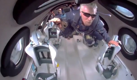 11일(현지시간) 우주관광 비행을 떠나 고도 86㎞에서 무중력을 체험하고 있는 영국의 억만장자 리처드 브랜슨 버진그룹 회장. (출처: 버진 갤럭틱 트위터 캡처)