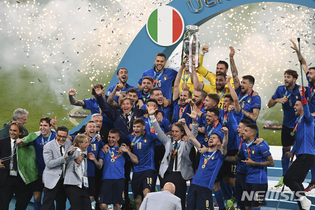 [런던=AP/뉴시스] 이탈리아 선수들이 11일(현지시간) 영국 런던의 웸블리 스타디움에서 열린 잉글랜드와의 유로 2020 결승전에서 승리, 시상대에 올라 트로피를 들고 환호하고 있다. 이탈리아는 잉글랜드와 1-1로 비긴 뒤 연장 끝 승부차기에서 잉글랜드를 3-2로 물리치고 53년 만에 유로 2020 정상에 올랐다.