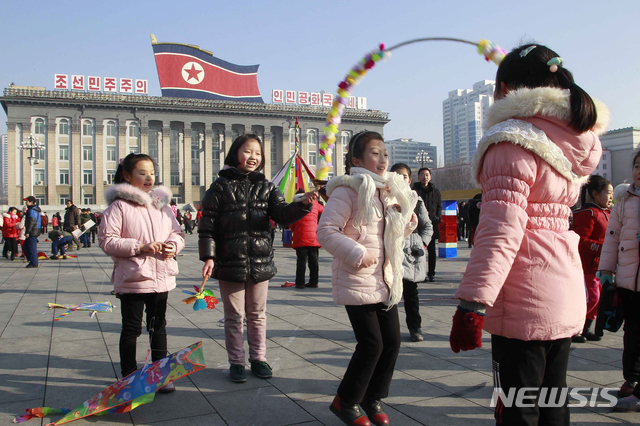 25일 평양 김일성 광장에서 설날을 맞은 북한 어린이들이 줄넘기하고 있다. 북한은 25일부터 27일까지 설 명절 연휴를 지낸다. 북한에서 설과 추석 등 민속 명절은 김일성(4월15일·태양절)·김정일(2월16일·광명성절) 생일보다 중요성이 떨어진다. (출처: AP/뉴시스)