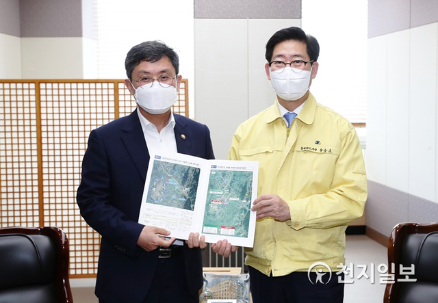 양승조 충남지사가 12일 충남형 뉴딜 등 내년도 정부예산 확보를 위해 12일 기획재정부를 찾아 안도걸 기재부 2차관을 만나고 있다. (충남도청 제공) ⓒ천지일보 2021.7.12