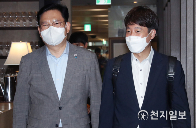 [천지일보=박준성 기자] 더불어민주당 송영길 대표와 국민의힘 이준석 대표가 12일 서울 여의도의 한 식당에서 만찬 회동을 하기 위해 만나고 있다. (제공: 국회사진기자단) ⓒ천지일보 2021.7.12
