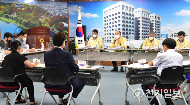 12일 진주시청에서 시 문화관광국장을 비롯한 노래연습장, PC방, 식당, 음식점, 체육시설 등 다중이용시설 관계자가 참석한 가운데 코로나 확산방지 긴급 간담회가 열리고 있다. (제공: 진주시) ⓒ천지일보 2021.7.12