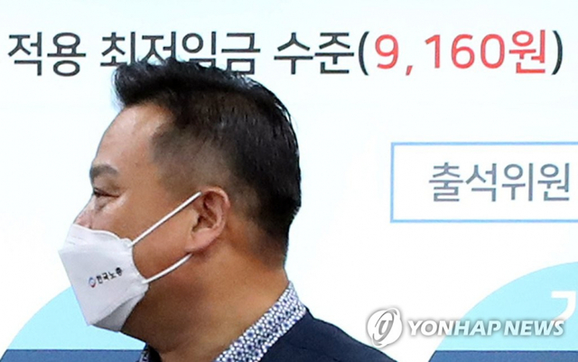 최저임금위원회 근로자위원인 이동호 한국노총 사무총장이 12일 세종시 정부세종청사 최저임금위원회 회의실에서 열린 제9차 전원회의를 마친 뒤 회의장을 나서고 있다.이날 전원회의에서는 사용자 위원 전원과 민주노총 소속 위원들이 퇴장했지만, 한국노총은 퇴장하지 않았다. 내년도 최저임금은 9160원으로 결정됐다. (출처: 연합뉴스)