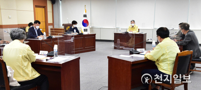 12일 진주시청 상황실에서 지역 5개 대학 처장들이 참석한 가운데 신종우 부시장 주재로 코로나19 위기 대응을 위한 긴급회의가 열리고 있다. (제공: 진주시) ⓒ천지일보 2021.7.13