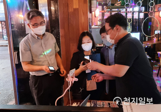 진주시 부시장을 비롯한 방역관계자들이 지난 8일 청장년층이 주로 이용하는 다중이용시설에 대한 코로나19 확산방지 특별점검을 펼치고 있다. (제공: 진주시) ⓒ천지일보 2021.7.12