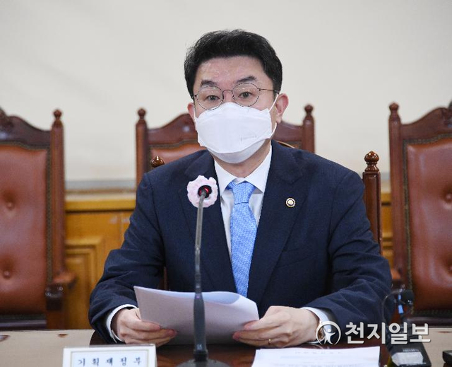 13일 이억원 기획재정부 차관이 서울 명동 은행연합회에서 열린 거시경제금융회의에서 모두발언을 하고 있다. (제공: 기획재정부) ⓒ천지일보 2021.7.13