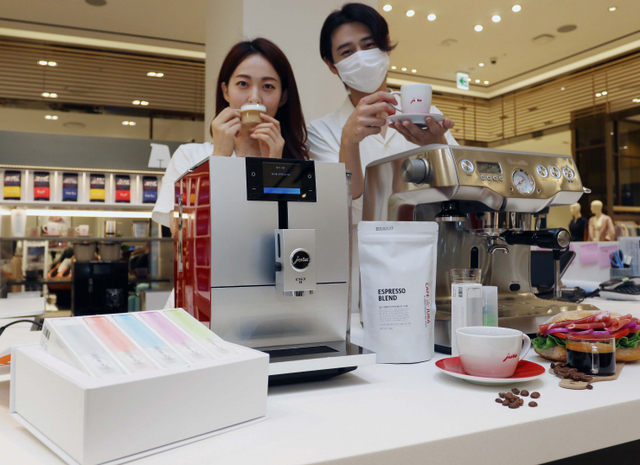 신세계백화점 본점에서 스위스 브랜드인 유라의 전자동 커피머신과 호주 브래드인 브레빌의 에스프레소 머신을 모델들이 선보이고 있다.  (제공: 신세계백화점) ⓒ천지일보 2021.7.13