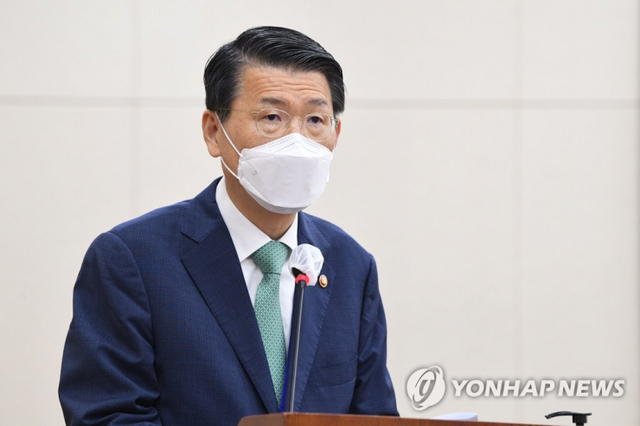 은성수 금융위원장이 13일 오전 서울 여의도 국회에서 열린 정무위원회 전체회의서 법안 통과 인사말을 하고 있다. (출처: 연합뉴스)