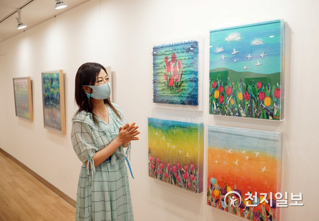 강진주 작가가 유디갤러리에서 작품을 설명하는 모습 (제공: 유디치과) ⓒ천지일보 2021.7.13