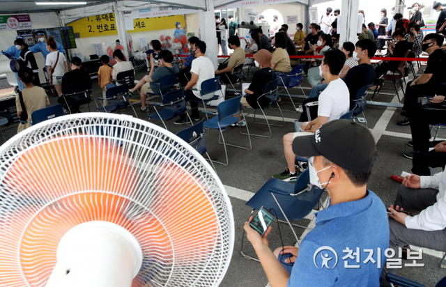 [천지일보=박준성 기자] 신종 코로나바이러스 감염증(코로나19) 신규 확진자가 1150명으로 일주일째 1000명대를 기록한 13일 서울 강남구 보건소 선별진료소에서 시민들이 코로나19 검사를 받기 위해 대기하고 있다. ⓒ천지일보 2021.7.13