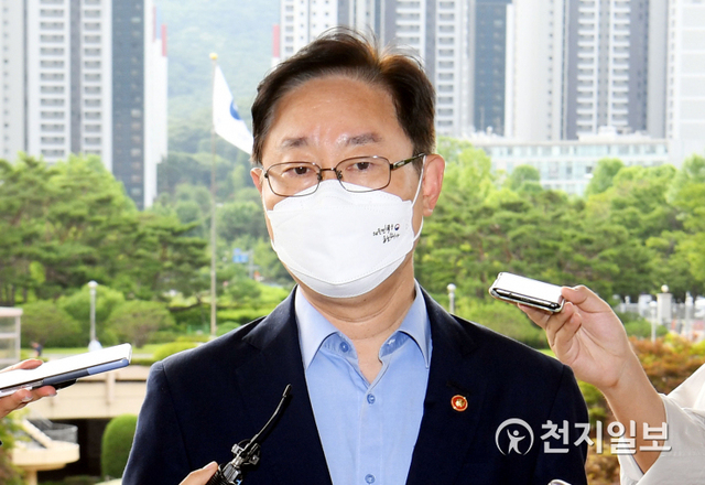 [천지일보=남승우 기자] 박범계 법무부 장관이 23일 오전 경기 과천시 정부과천청사에 출근하던 중 취재진의 질문에 답하고 있다.한편 박 장관이 ‘역대 최대 규모’ 검찰인사를 예고한 가운데 이날 검찰인사위원회가 열린다. 법무부에 따르면 법무부는 이날 오후 2시 인사위를 열고 검찰 고검검사급(차장, 부장검사 등 중간간부) 인사를 논의한다. 인사위는 위원장 1명을 포함해 검사 3명과 판사 2명, 변호사 2명, 법학교수 2명과 외부인사 2명 등 총 11명으로 구성된다. 검사 몫 3명으로는 박성진 대검 차장검사와 구자현 검찰국장 등이 참여한다. ⓒ천지일보 2021.6.23