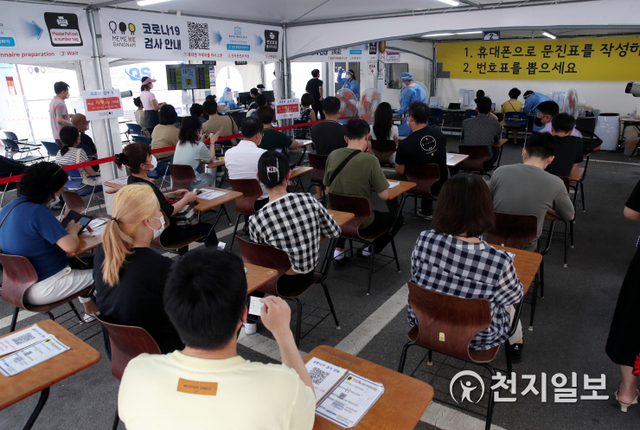 [천지일보=박준성 기자] 신종 코로나바이러스 감염증(코로나19) 신규 확진자가 1150명으로 일주일째 1000명대를 기록한 13일 오후 서울 강남구 보건소 선별진료소에서 관계자가 시민들을 안내하고 있다.ⓒ천지일보 2021.7.13