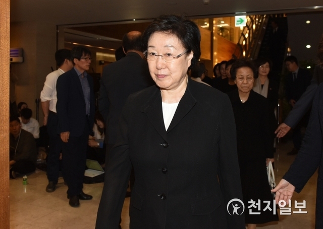 [천지일보=강은영 기자] 한명숙 전 국무총리가 11일 오후 서울 서대문구 신촌 세브란스병원 장례식장에 마련된 고(故) 김대중 전 대통령의 부인 이희호 여사의 빈소를 찾고 있다. ⓒ천지일보 2019.6.11
