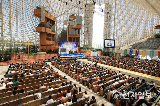 2012년 7월 21일 미국 캘리포니아주 오렌지카운티에 위치한 수정교회에서 열린 성경세미나에 1500여명이 참석해 이만희 대표의 강연을 듣고 있다. 수정교회는 전 세계에서 가장 큰 개신교회로 알려져 있다. (제공: HWPL) ⓒ천지일보 2021.7.13