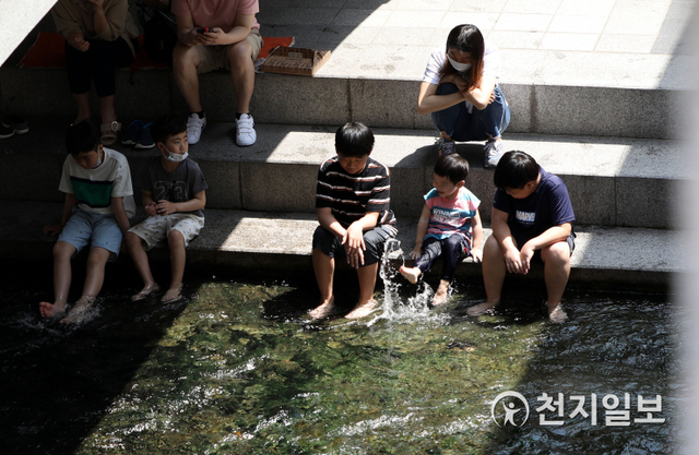 [천지일보=남승우 기자] 서울 중구 청계천에서 아이들이 물에 발을 담그고 더위를 식히고 있다. ⓒ천지일보DB