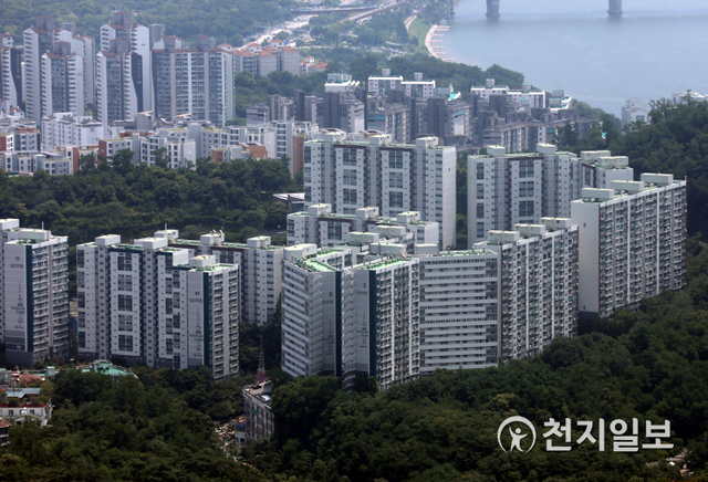 [천지일보=남승우 기자] 서울의 아파트 전세수요를 나타내는 지수가 15주 만에 최고치를 기록했다. 매매수요가 줄고 전세수요가 늘어남에 따라 ‘전세난’에 대한 우려가 제기된다. 2일 한국부동산원이 발표한 ‘6월 4주 주간아파트가격동향조사 시계열’에 따르면 지난 28일 기준 서울의 아파트 전세수급지수는 110.6로 전주인 110.4보다 0.2p 높아진 것으로 나타났다. 전세수급지수는 한국부동산원이 회원 중개업소 설문과 인터넷 전세매물 등을 분석해 수요와 공급의 비중을 지수화 한 것이다. 지수가 0에 가까울수록 공급이 많아지거나 수요가 적어지는 것을 의미하고 200에 가까울수록 수요가 많아지거나 공급이 줄어듦을 의미한다. 사진은 이날 오후 서울 용산구 남산서울타워에서 바라본 도심 아파트 단지의 모습. ⓒ천지일보 2021.7.2